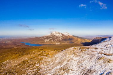 Kuzey Batı 'dan Errigal Dağı, Aghla More ve Lough Altan' ın havadan görünüşü - Donegal, İrlanda