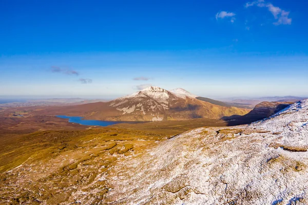 Luchtfoto van Mount Errigal, Aghla More en Lough Altan uit North West - County Donegal, Ierland — Stockfoto