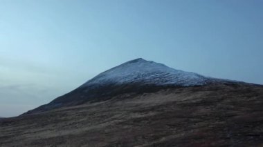 Donegal 'deki en yüksek dağ olan Errigal Dağı' nın havadan görünüşü - İrlanda