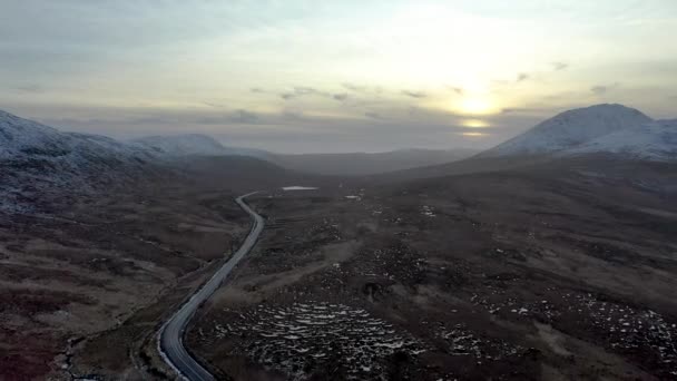 Полет рядом с шоссе R251 рядом с горой Эрригал, самой высокой горой Донегала - Ирландия — стоковое видео