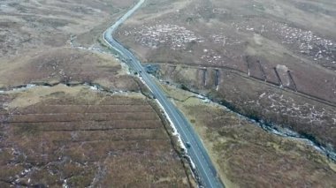 Donegal 'deki en yüksek dağ olan Errigal Dağı' na yakın R251 otoyolunun yanında uçuyor.