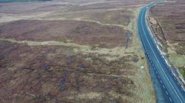 Donegal 'deki en yüksek dağ olan Errigal Dağı' na yakın R251 otoyolunun yanında uçuyor.