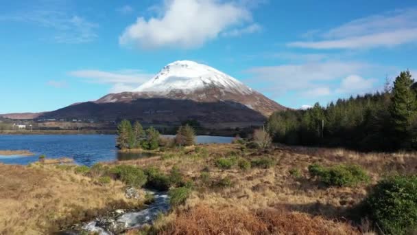 Вид згори на гору Еррігал, найвищу гору в Донегалі (Ірландія). — стокове відео