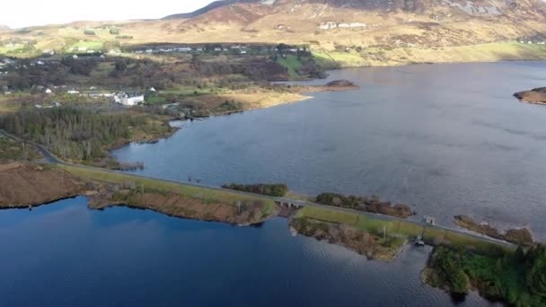 El puente entre Money Beg y Glenthornan entre Dunlewey Lough y Lough Nacung Upper en la parte inferior del Monte Errigal - Condado de Donegal, Irlanda — Vídeo de stock