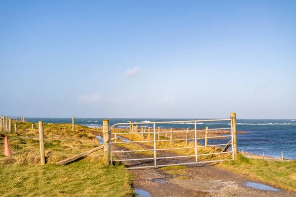 ドニゴール州ファナド半島のビーチの隣のゲート-アイルランド — ストック写真