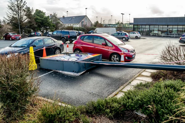 Dungloe, County Donegal , Ireland - February 17 2020 : Broken Aldi sign due to the storm — Stockfoto