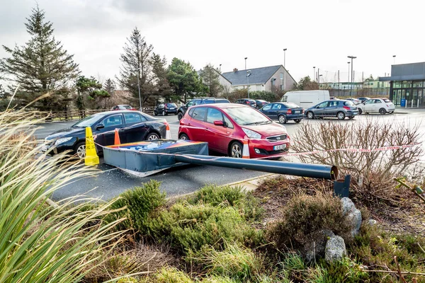 Dungloe, County Donegal , Ireland - February 17 2020 : Broken Aldi sign due to the storm — Stockfoto