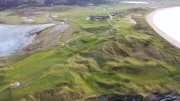 Vista aérea Carrickfad con la playa de Cashelgolan y la premiada Narin Beach por el Condado de Portnoo Donegal, Irlanda — Vídeo de stock