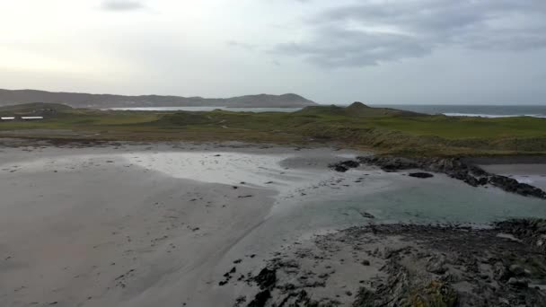 Luchtfoto van het Cashelgolan strand en het bekroonde Narin strand door Portnoo County Donegal, Ierland — Stockvideo