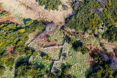 Donegal 'de Rossbeg ve Portnoo arasındaki Drumboghill' deki terk edilmiş kasabanın havadan görüntüsü
