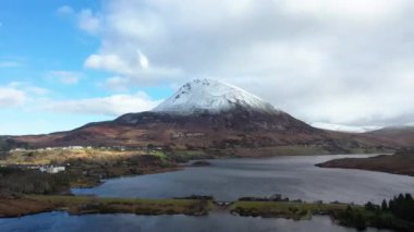 Donegal 'deki en yüksek dağ olan Errigal Dağı' nın havadan görünüşü - İrlanda