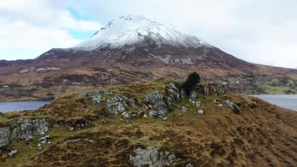 Vista aérea do Monte Errigal, a montanha mais alta de Donegal - Irlanda — Vídeo de Stock