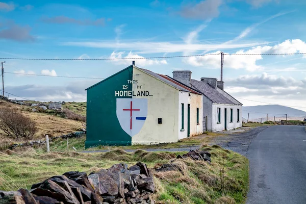 Rossbeg , Ireland - February 20 2020 : Historic painted cottages — Stok fotoğraf