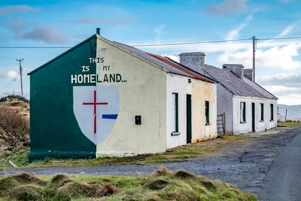 Rossbeg , Ireland - February 20 2020 : Historic painted cottages — Stok fotoğraf