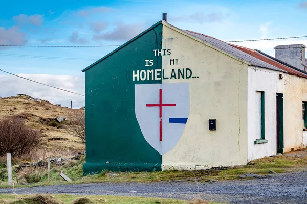 Rossbeg , Ireland - February 20 2020 : Historic painted cottages — Stok fotoğraf