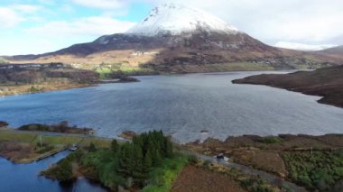 Donegal 'deki en yüksek dağ olan Errigal Dağı' nın havadan görünüşü - İrlanda