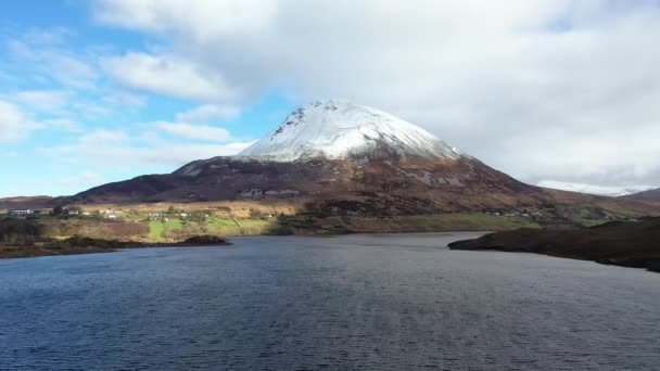 Uitzicht op de berg Errigal, de hoogste berg van Donegal - Ierland — Stockvideo