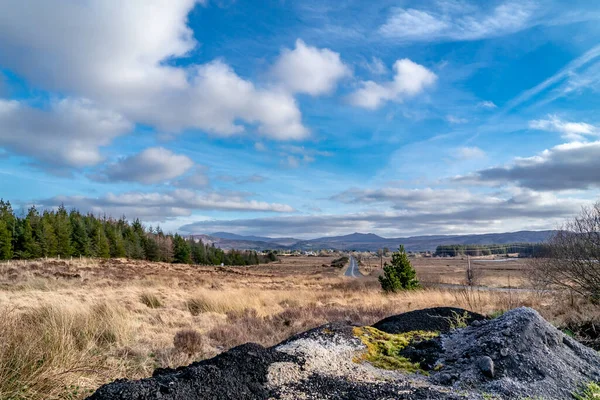 La strada tra Glenties e Dungloe nella contea di Donegal - Irlanda — Foto Stock