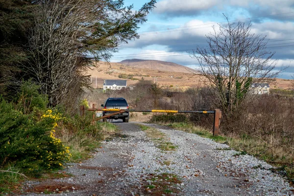 Stalowa bariera na torze wiejskim w hrabstwie Donegal - Irlandia — Zdjęcie stockowe