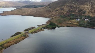 Money Beg ve Glenthornan arasındaki köprü Dunlewey Lough ve Lough Nacung arasında Errigal Dağı 'nın eteğindeki Donegal ilçesi, İrlanda