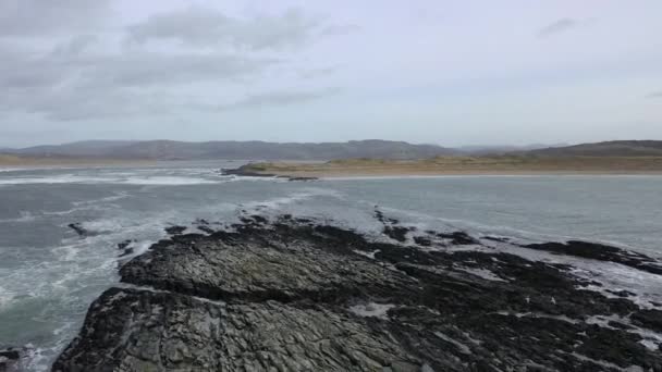 Vista aérea de la playa de Cashelgolan por el Condado de Portnoo Donegal, Irlanda — Vídeo de stock