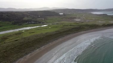 Portnoo County Donegal, İrlanda 'daki Cashelgolan plajının hava manzarası.