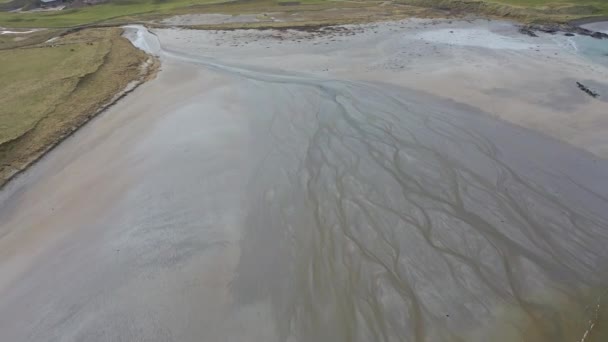 Vue aérienne de la plage de Cashelgolan par le comté de Portnoo Donegal, Irlande — Video