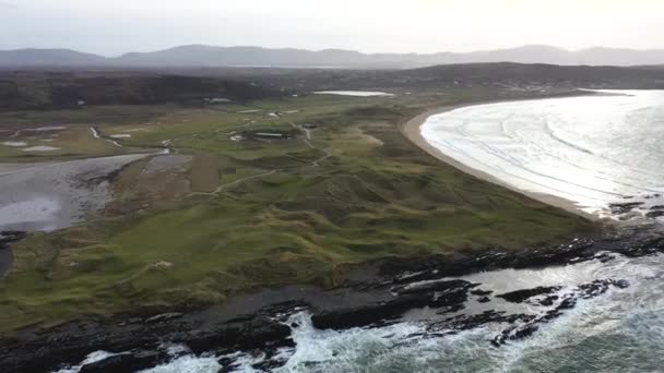 Vista aérea Carrickfad con la playa de Cashelgolan y la premiada Narin Beach por el Condado de Portnoo Donegal, Irlanda — Vídeo de stock