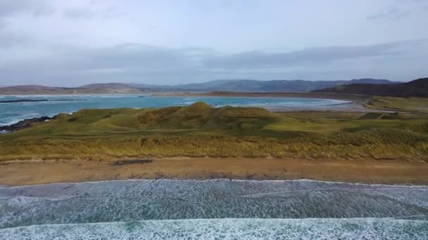 Vista aérea Carrickfad con la playa de Cashelgolan y la premiada Narin Beach por el Condado de Portnoo Donegal, Irlanda — Vídeo de stock