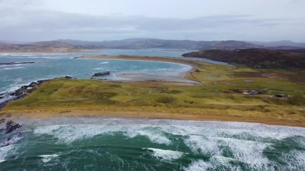 Cashelgolan plajının hava manzarası ve ödüllü Narin Plajı Portnoo County Donegal, İrlanda — Stok video