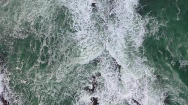 Aérien de roches cachées dans l'océan Atlantique à Donegal 