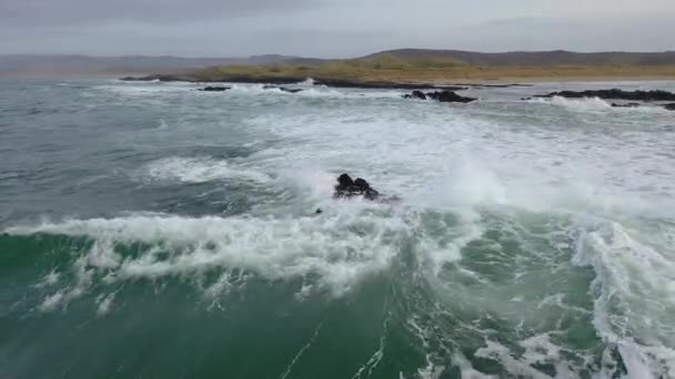 Vzduch skrytých skal v Atlantském oceánu v Donegalu — Stock video