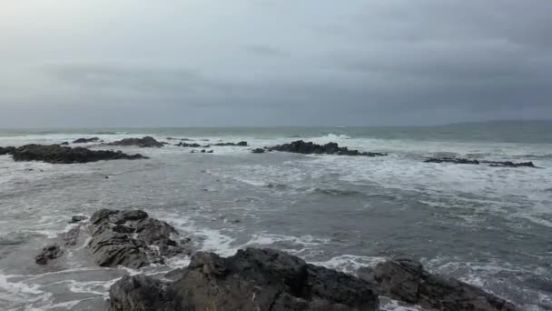 Ar de rochas escondidas no oceano Atlântico em Donegal — Vídeo de Stock