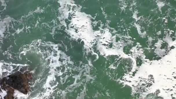 Aérien de roches cachées dans l'océan Atlantique à Donegal — Video