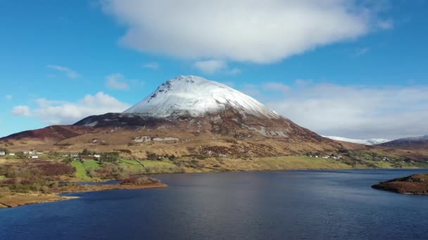 Légi kilátás Mount Errigal, a legmagasabb hegy Donegal - Írország — Stock videók