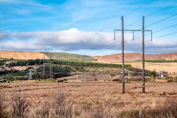 Tipikus elektromos vezetékek Írország vidéki tájain — Stock Fotó