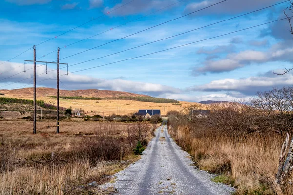 Líneas eléctricas típicas en el paisaje rural de Irlanda — Foto de Stock