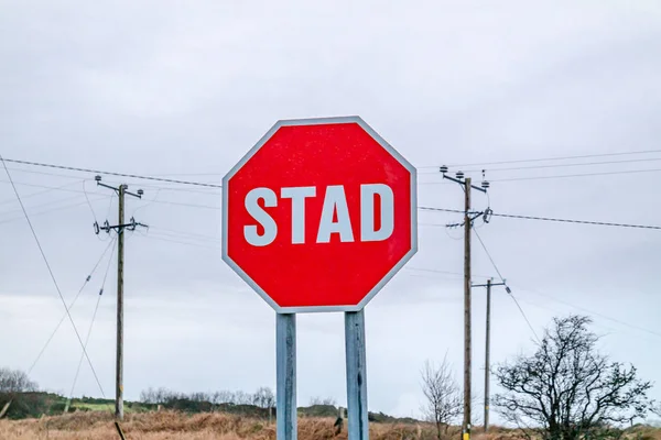 É assim que um sinal de stop se parece na língua irlandesa. Tradução: Stop — Fotografia de Stock