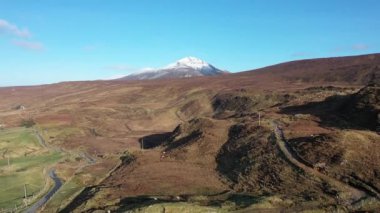 Donegal 'in en yüksek dağı Errigal Dağı' nın yanındaki Aghla More 'un havadan görünüşü - İrlanda