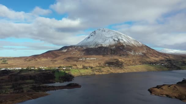 Vista aérea del Monte Errigal, la montaña más alta de Donegal - Irlanda — Vídeos de Stock