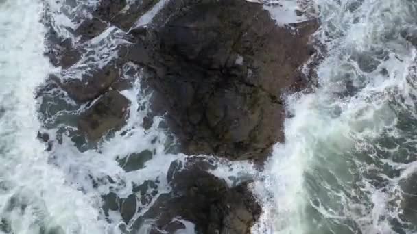 공중에서 본 카스텔 골란 해변 과 아일랜드의 포트노이 오군도 날걸 이 낸 나린 비치 — 비디오