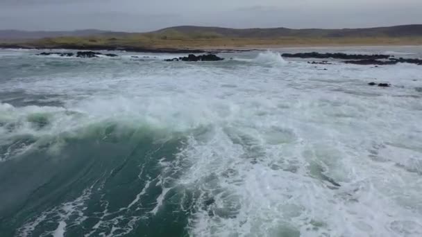 Aérien de roches cachées dans l'océan Atlantique à Donegal 