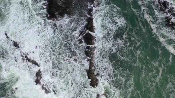 Luchtfoto van verborgen rotsen in de Atlantische Oceaan in Donegal — Stockvideo