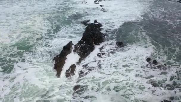 Aérea de rocas ocultas en el océano Atlántico en Donegal — Vídeo de stock