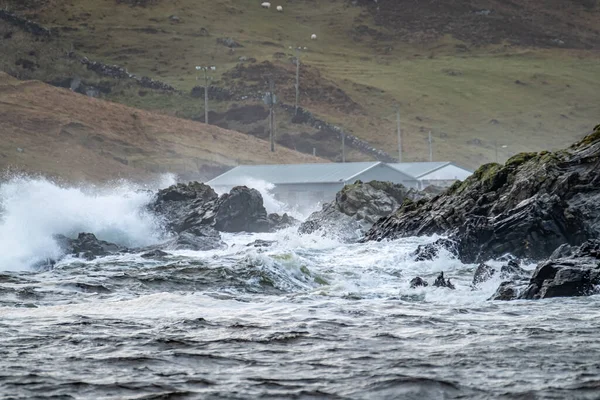 Wellen stürzen auf die Klippen der Westküste der Grafschaft Donegal - Irland — Stockfoto