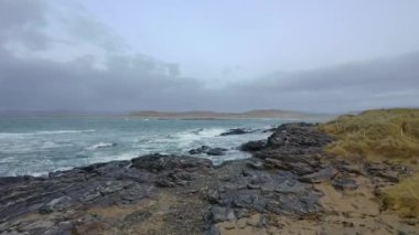 Cashelgolan plajının hava manzarası ve ödüllü Narin Plajı Portnoo County Donegal, İrlanda