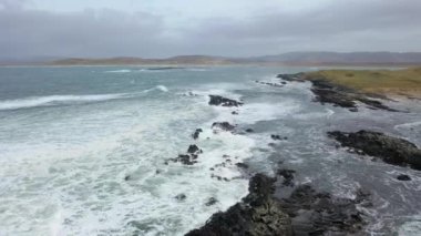 Cashelgolan plajının hava manzarası ve ödüllü Narin Plajı Portnoo County Donegal, İrlanda