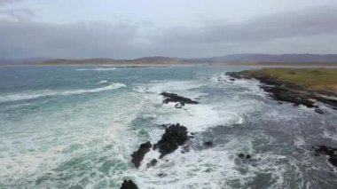 Cashelgolan plajının hava manzarası ve ödüllü Narin Plajı Portnoo County Donegal, İrlanda