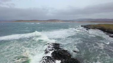 Cashelgolan plajının hava manzarası ve ödüllü Narin Plajı Portnoo County Donegal, İrlanda