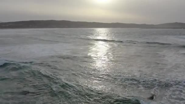 아일랜드, 포트노이 돈갈 군 도날레 해변 깊숙 한 곳을 비행하는 모습 — 비디오